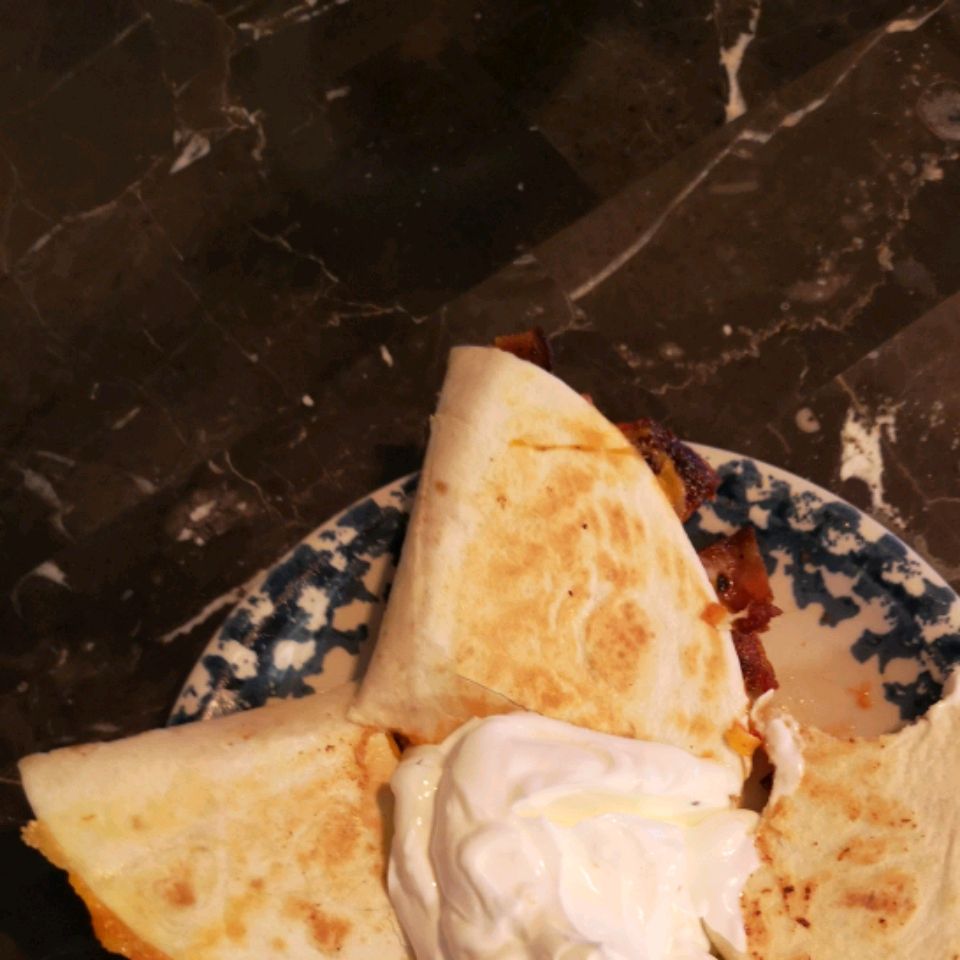 Bacon và cà chua quesadillas