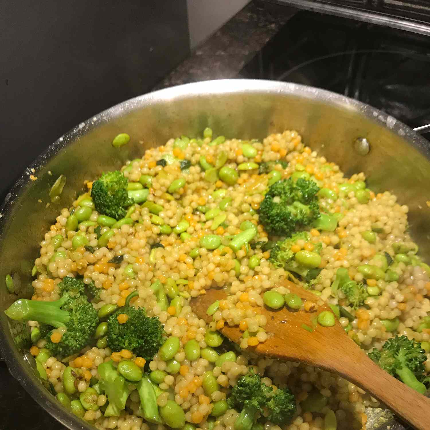 Couscous cà ri Ấn Độ với bông cải xanh và edamame