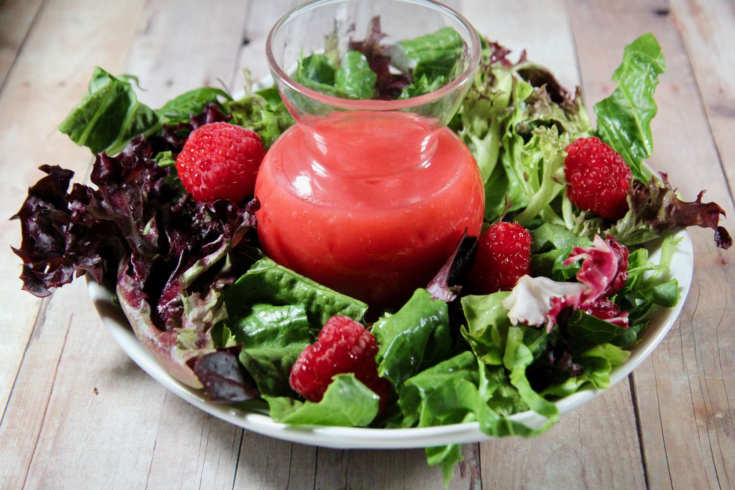 Quần áo salad mâm xôi vinaigrette