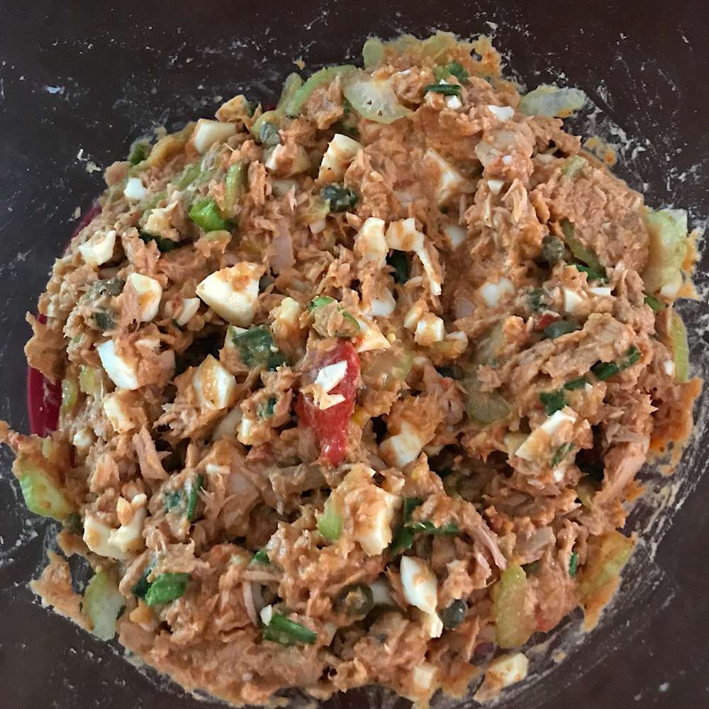 Cá ngừ cay và salad hummus