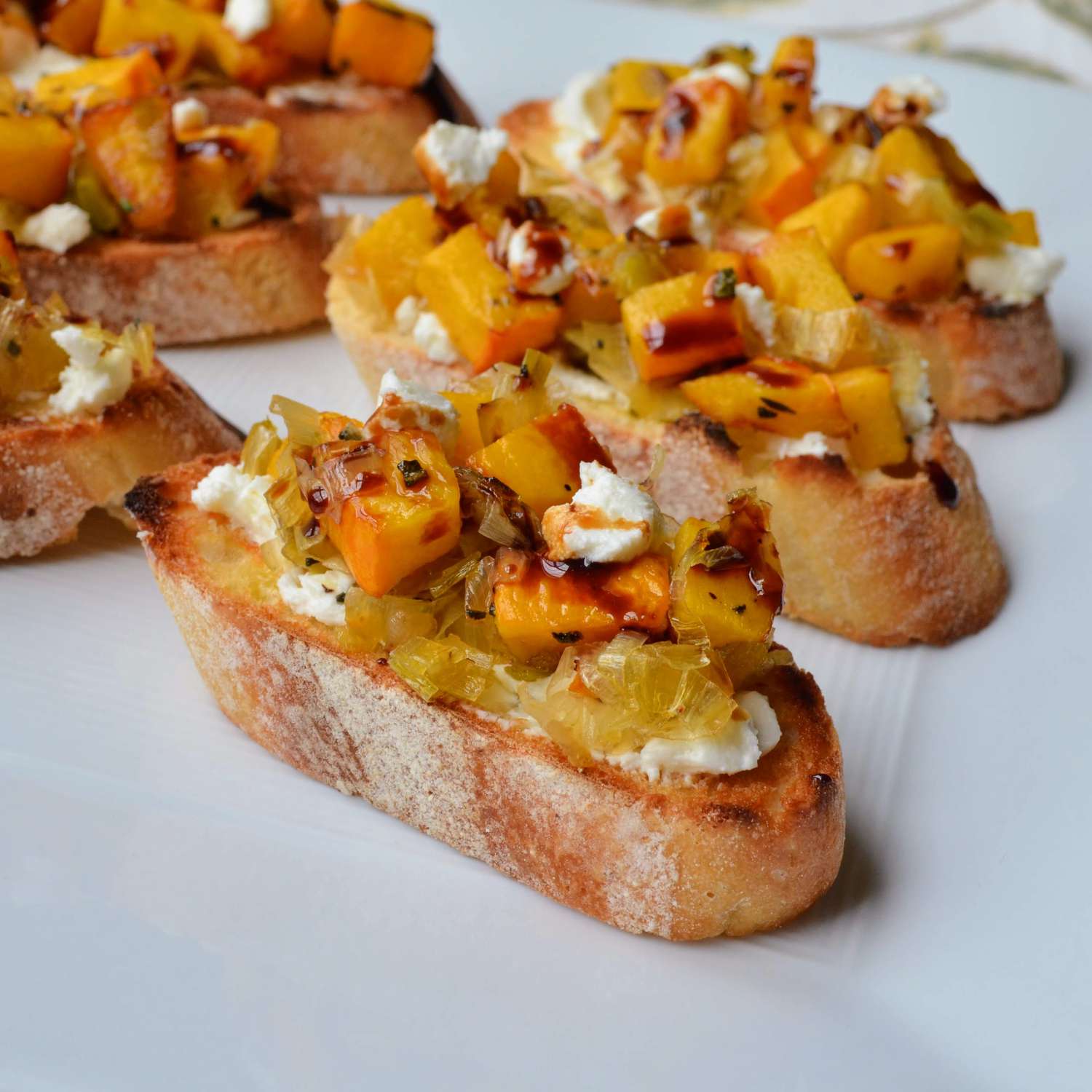 Bí ngô nướng và phô mai dê crostini