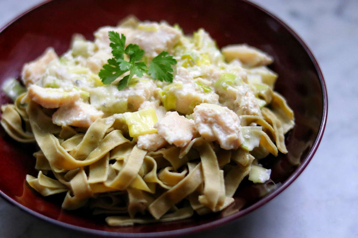 Fettuccine với gà, tỏi tây và gorgonzola