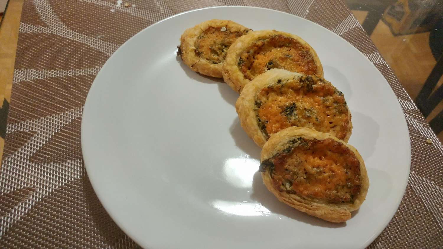 Cheddar và rau bina pinwheels