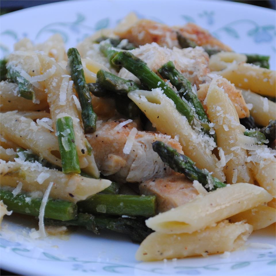 Gà và măng tây với mì ống penne