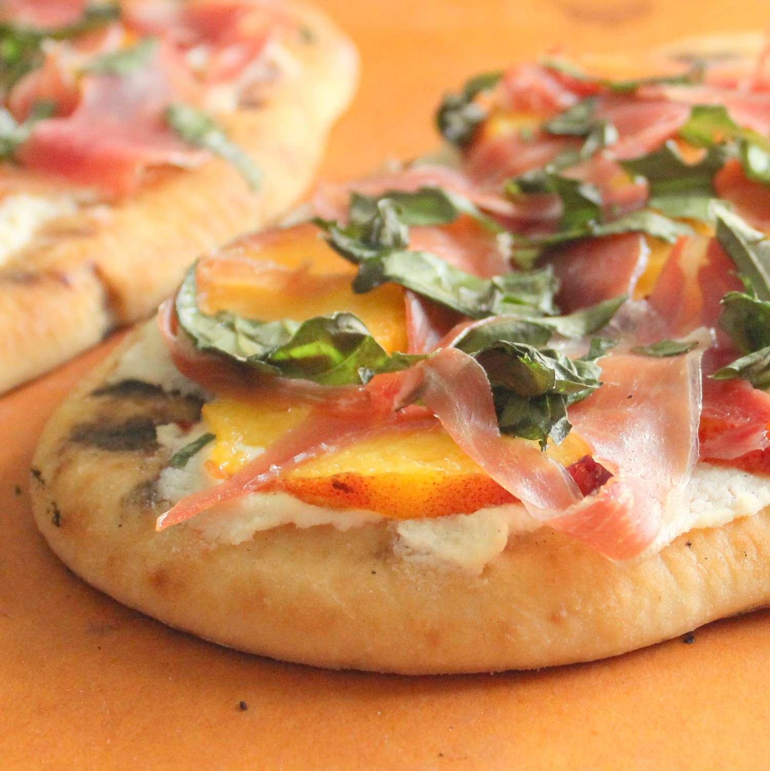 Prosciutto nướng và bánh pizza bằng bánh peach