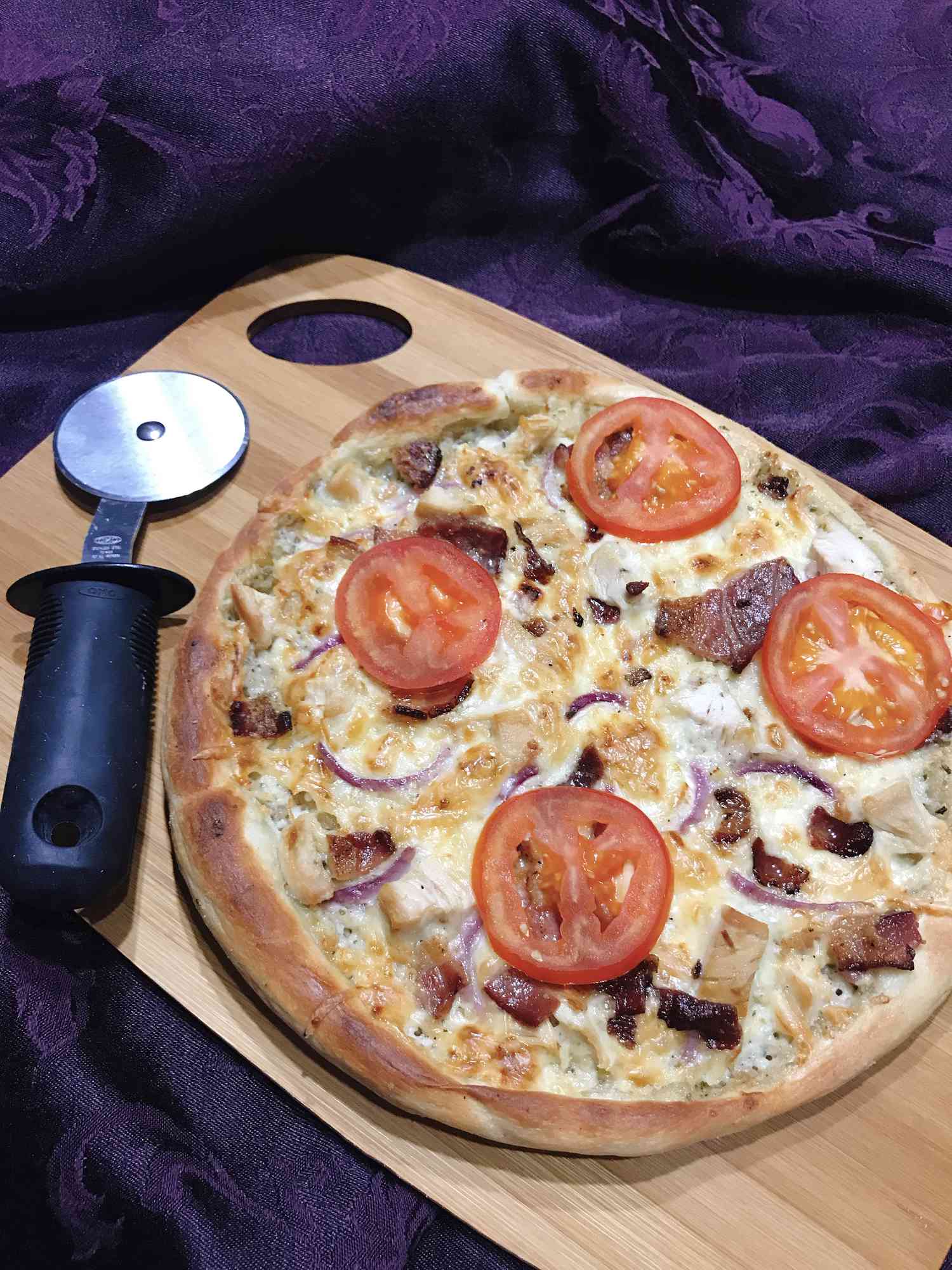 Pizza ròng kép với thịt gà và thịt xông khói