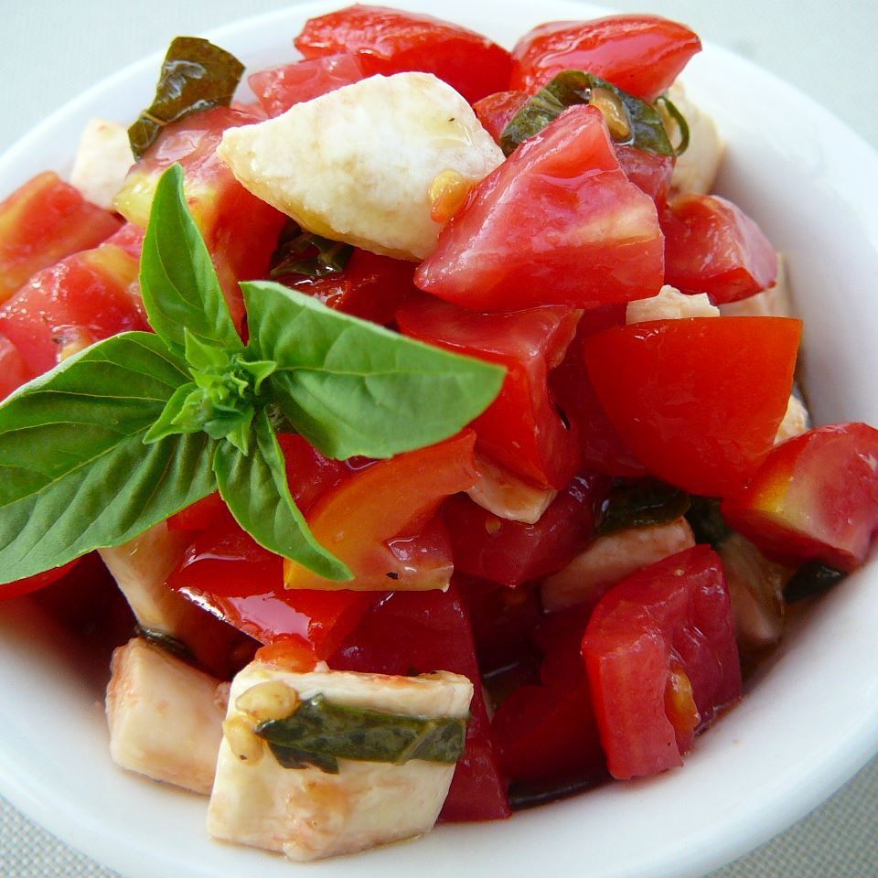 Salad Caprese mỉm cười