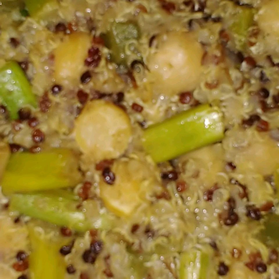 Quinoa pilaf với rau và đậu xanh