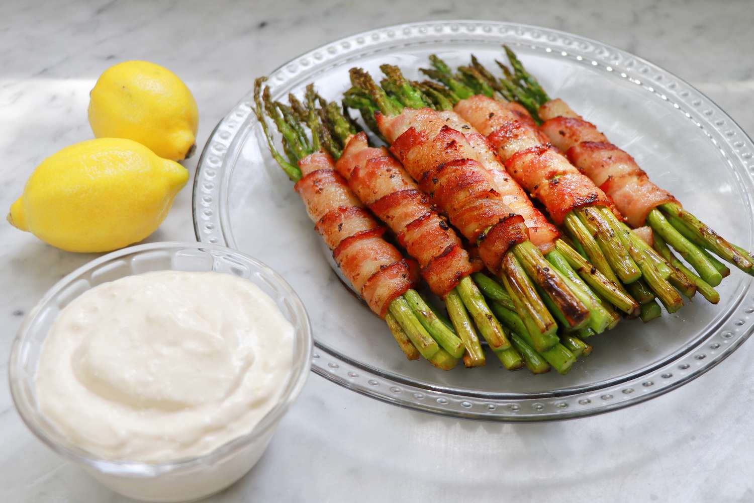 Keto Bacon bao bọc măng tây với chanh aioli