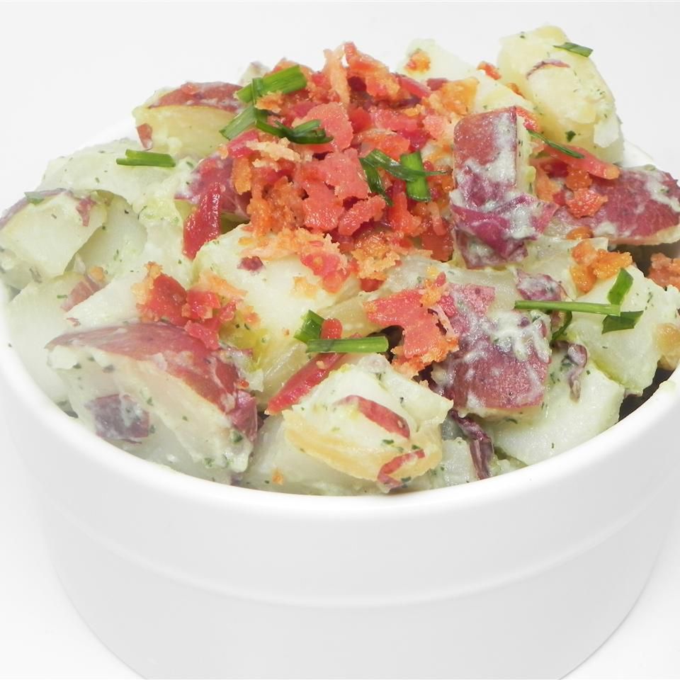 Hành tây caramen và salad khoai tây thịt xông khói
