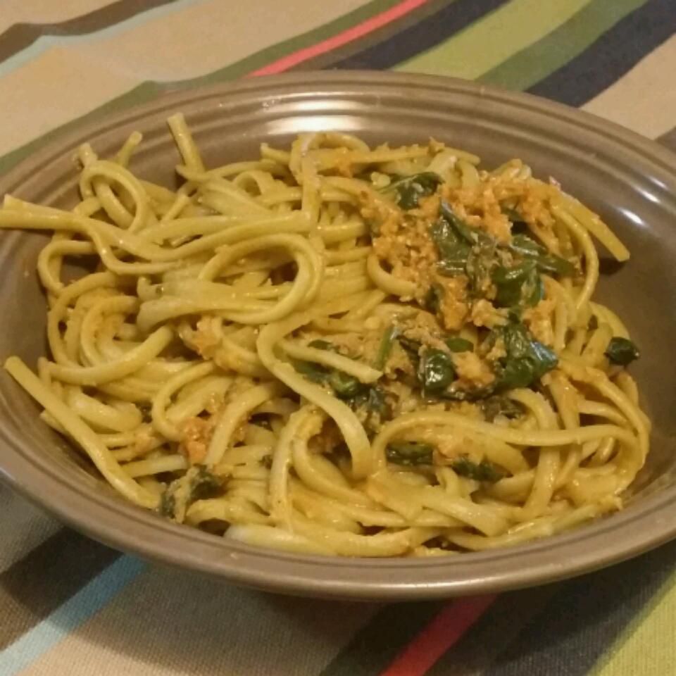 Tỏi scape pesto trên rau bina linguin