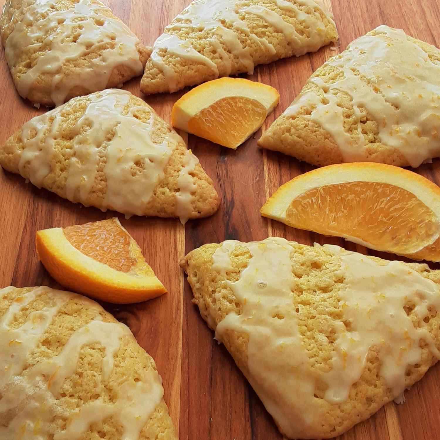 Bánh nướng cam với men màu cam
