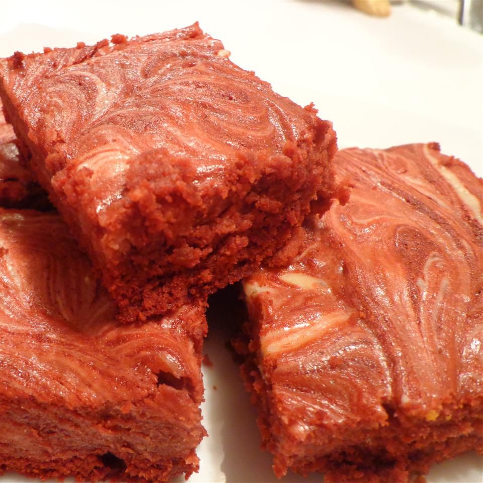 Brownies nhung đỏ với kem phủ kem pho mát