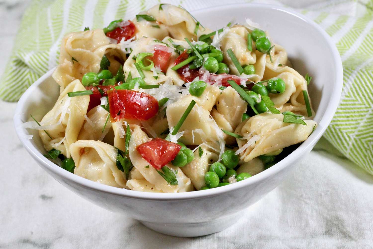 Salad tortellini với cà chua và đậu Hà Lan