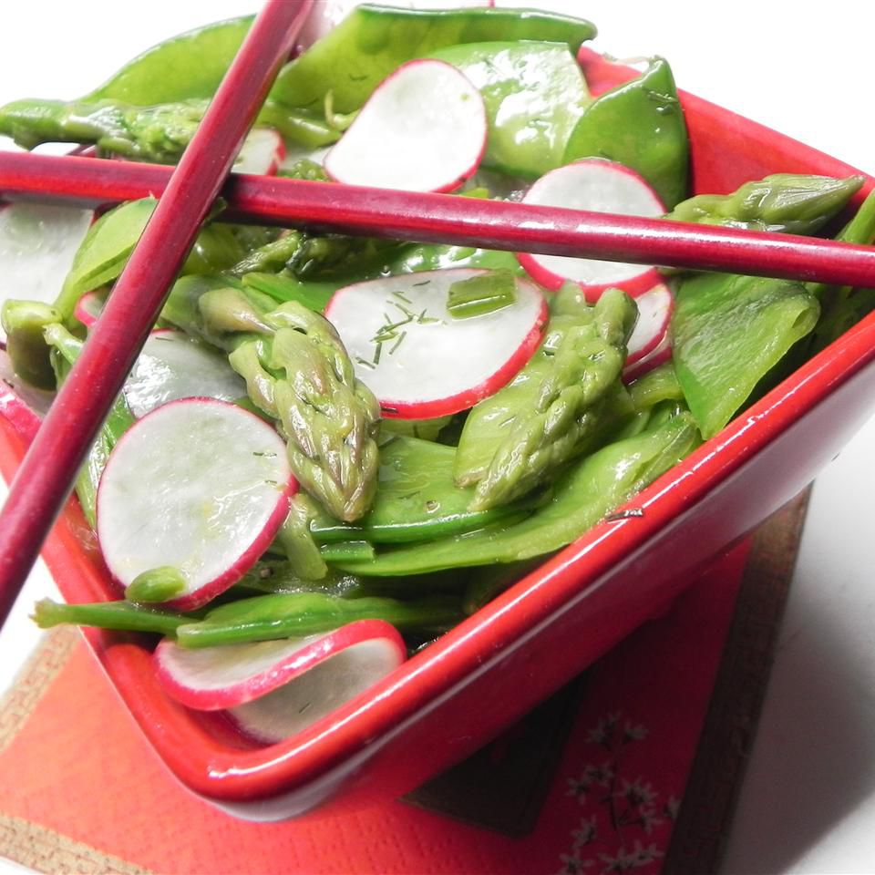 Măng tây, đậu tuyết và salad củ cải