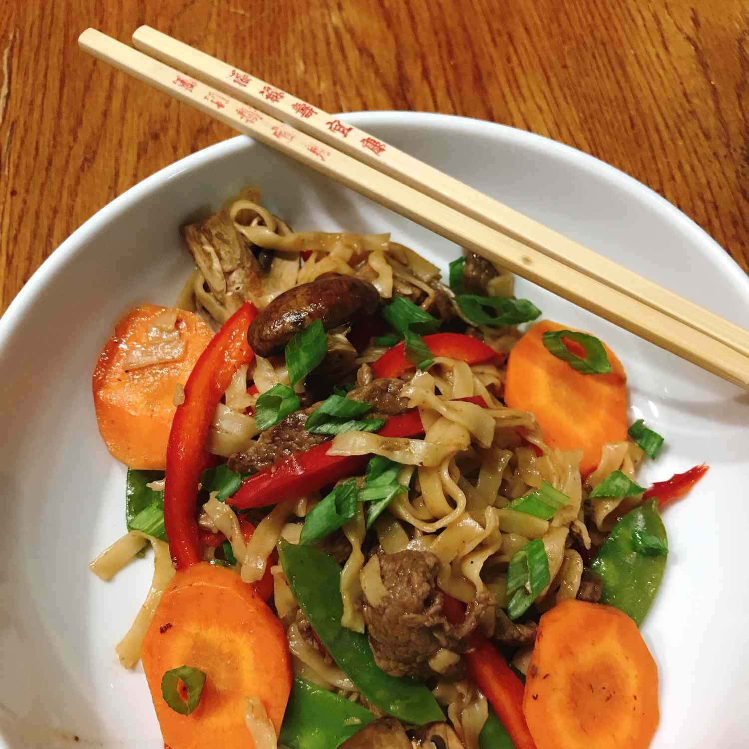 Thịt bò lo mein mì