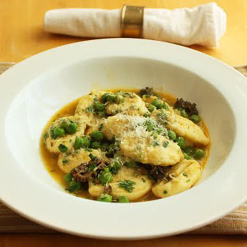 Ricotta gnocchi với đậu và nấm tươi