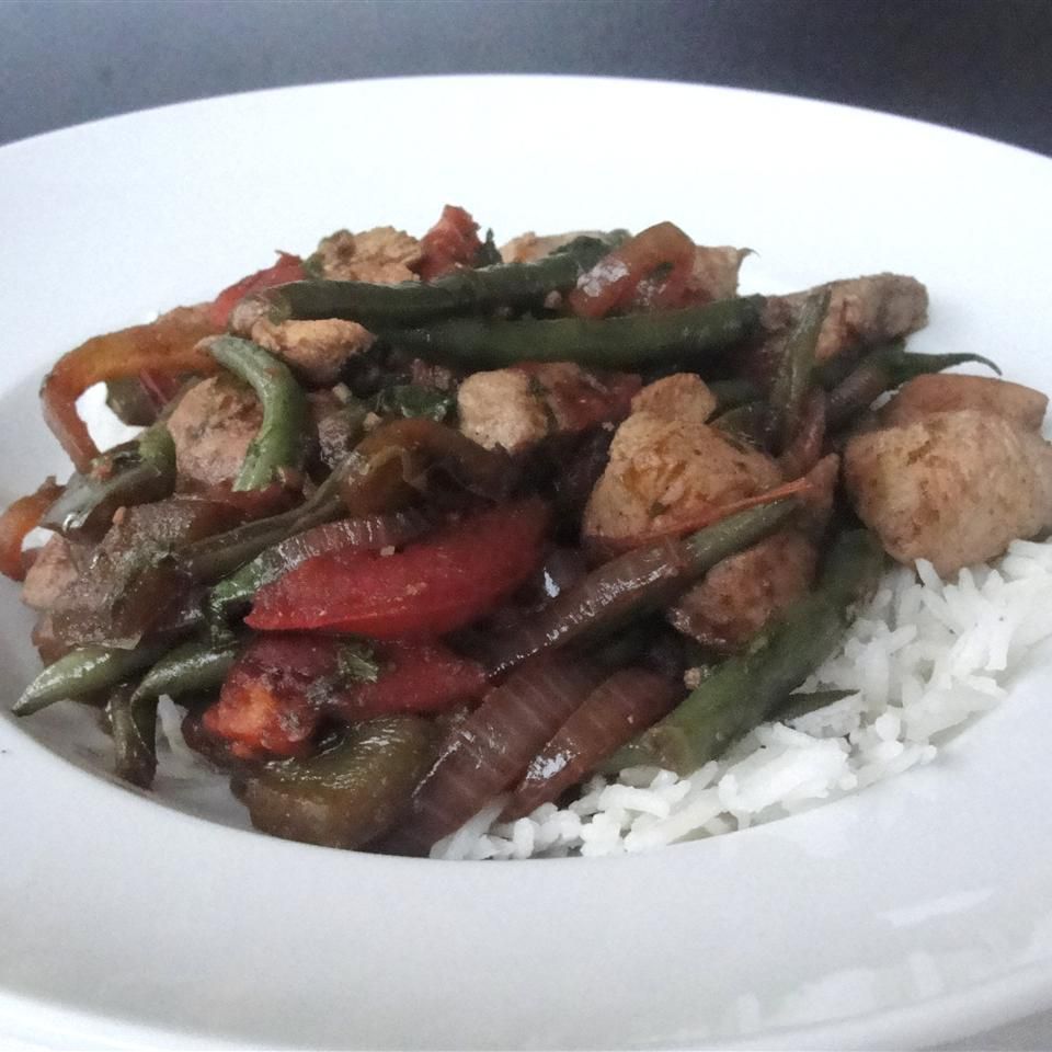 Saltado de Vainitas (đậu xanh Peru với thịt gà)