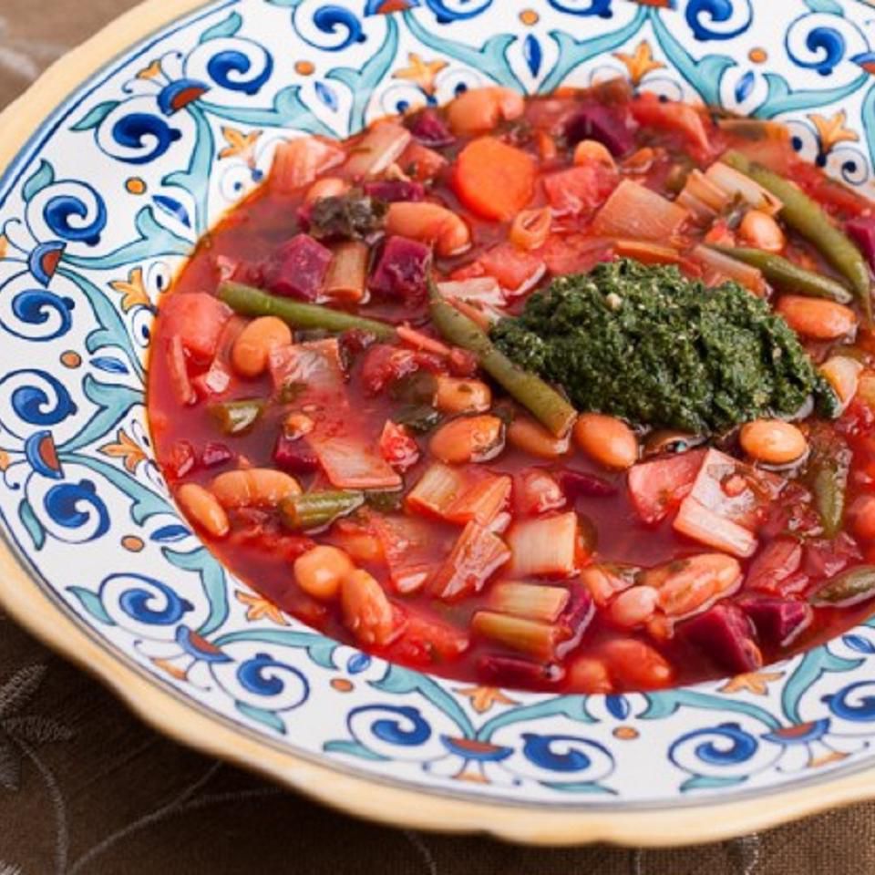 Minestrone mùa đông màu đỏ với mùa đông xanh pesto