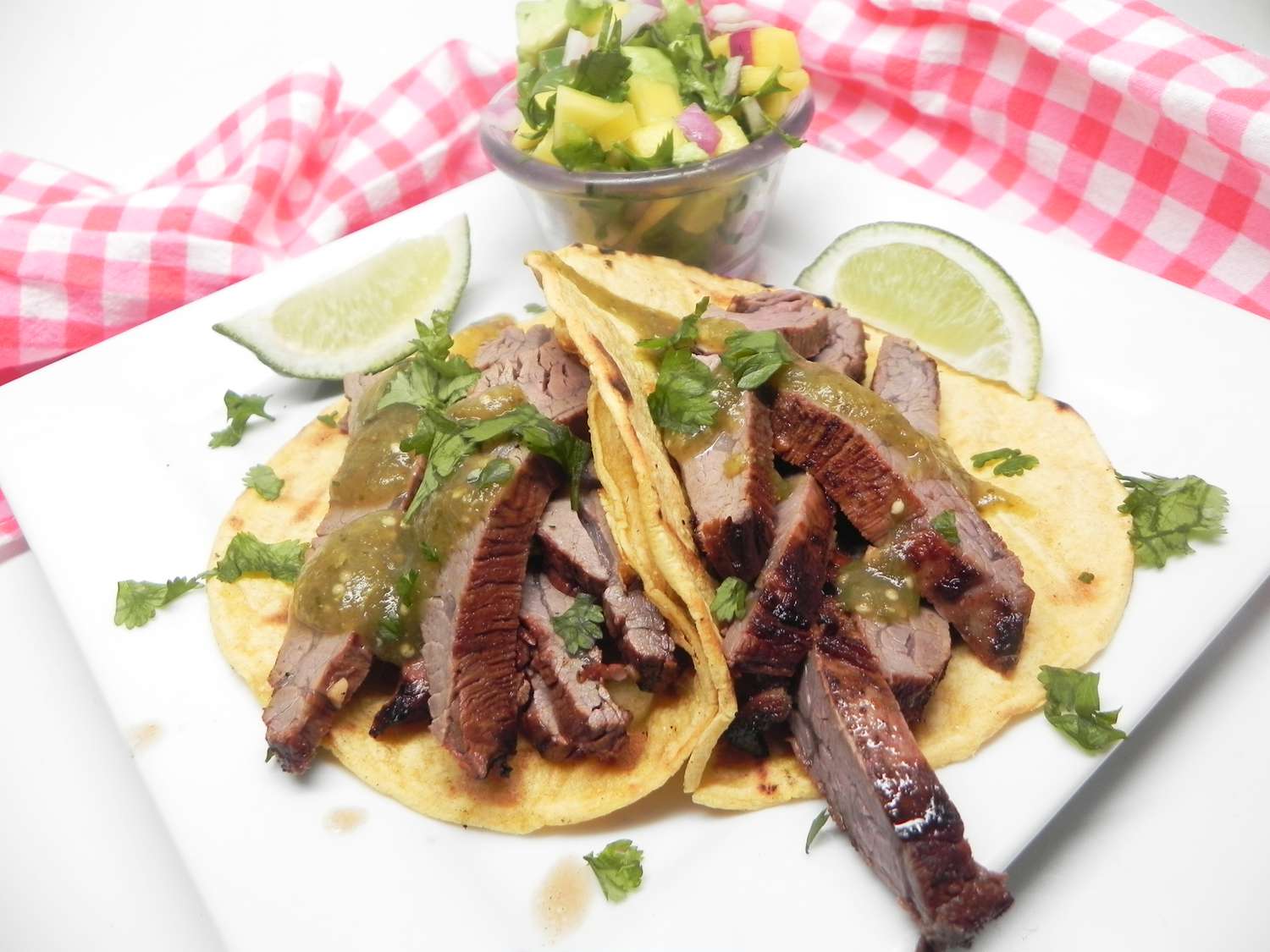 Flank Steak Tacos với Mango-Avocado Salsa