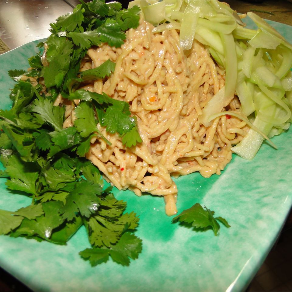 Salad mì đậu phộng mè