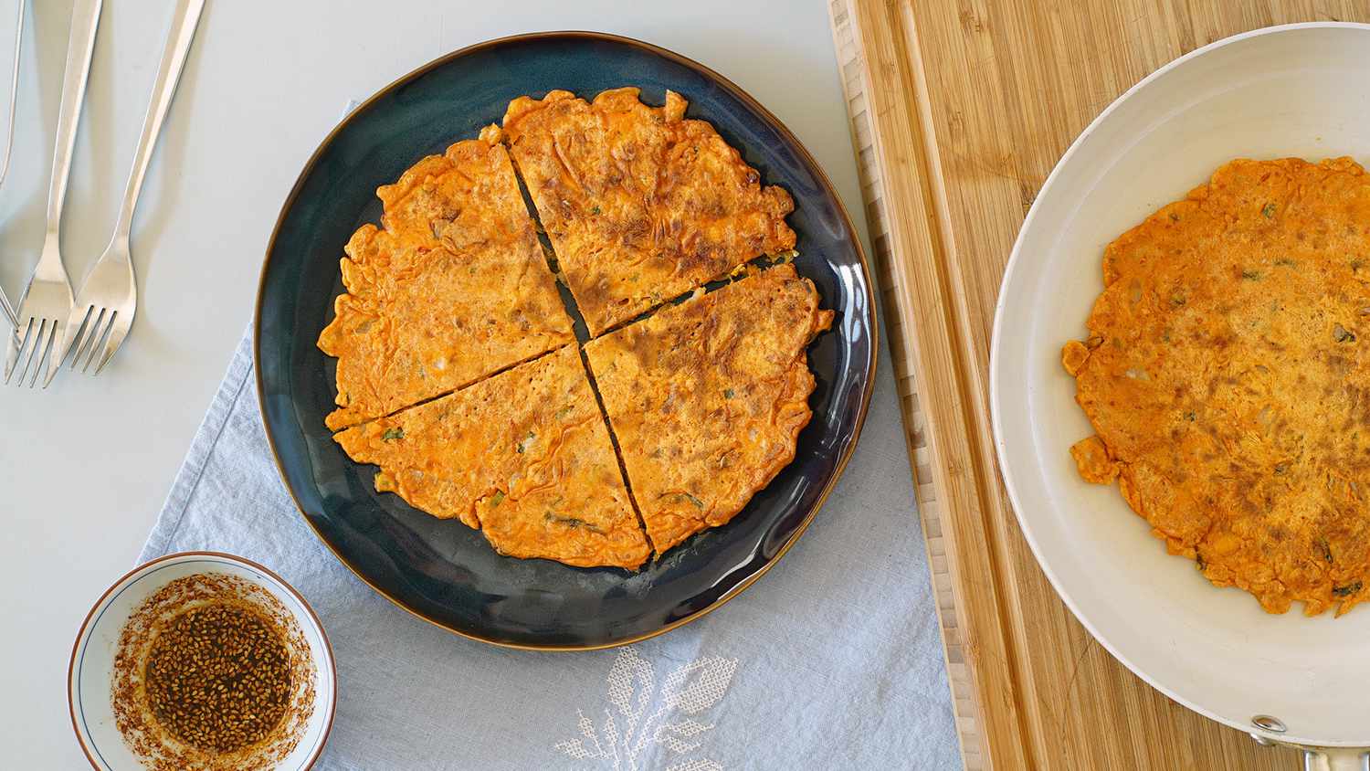 Kimchi Jun (Kimchi Pancake) và nước chấm