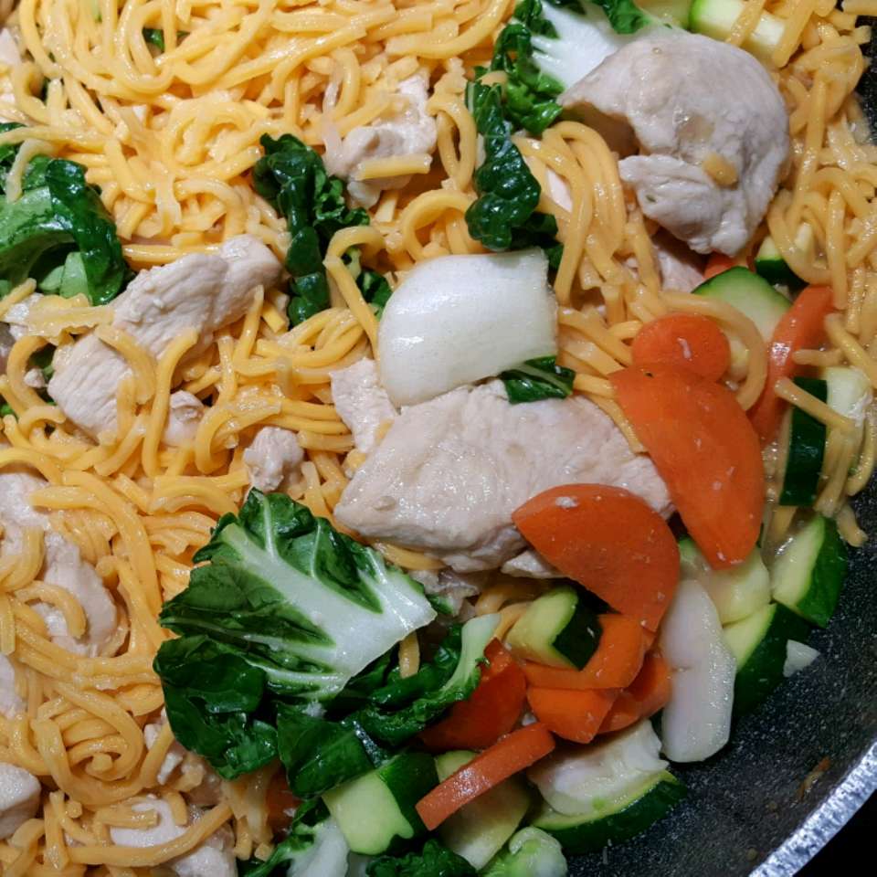 Chow mein với gà và rau