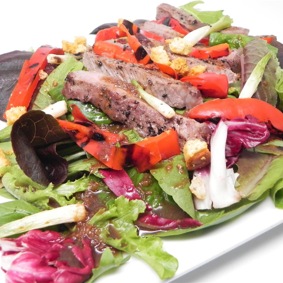 Salad sirloin nướng với nước sốt mè