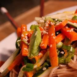 Salad mì Soba thuần chay với mè và cam quýt