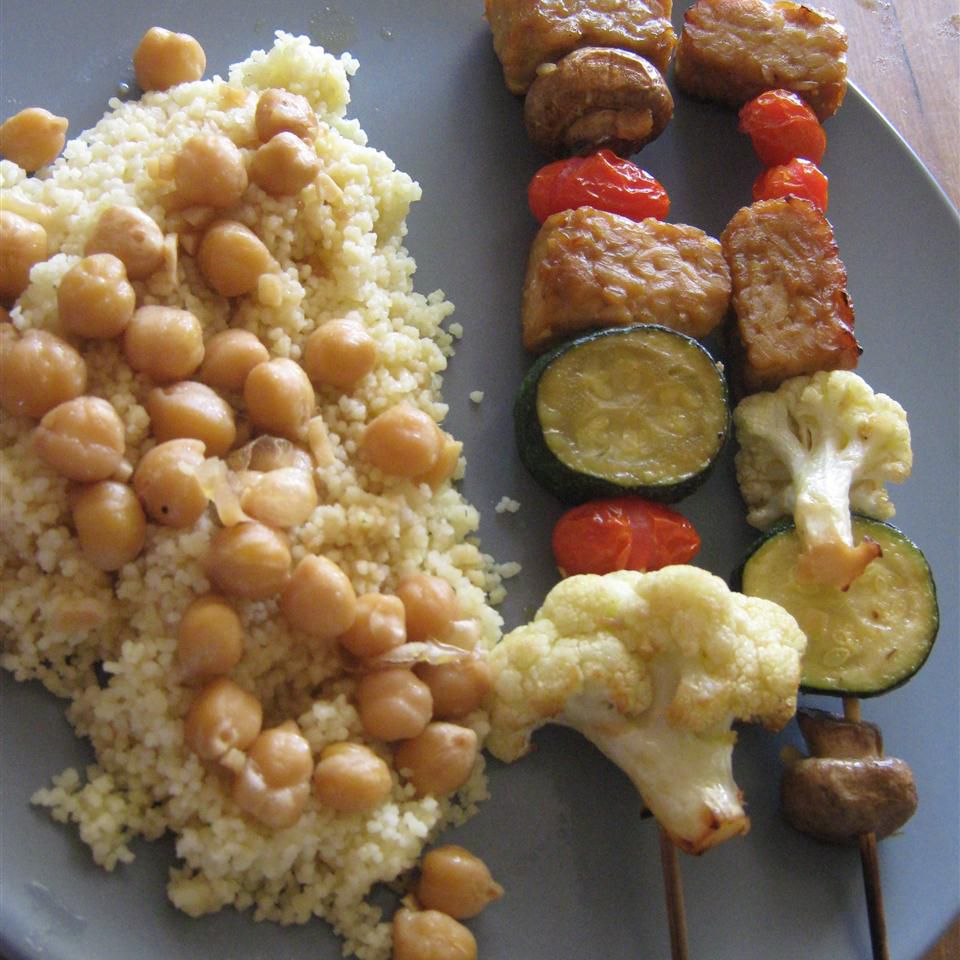 Tempeh Kabobs với Couscous Ma -rốc