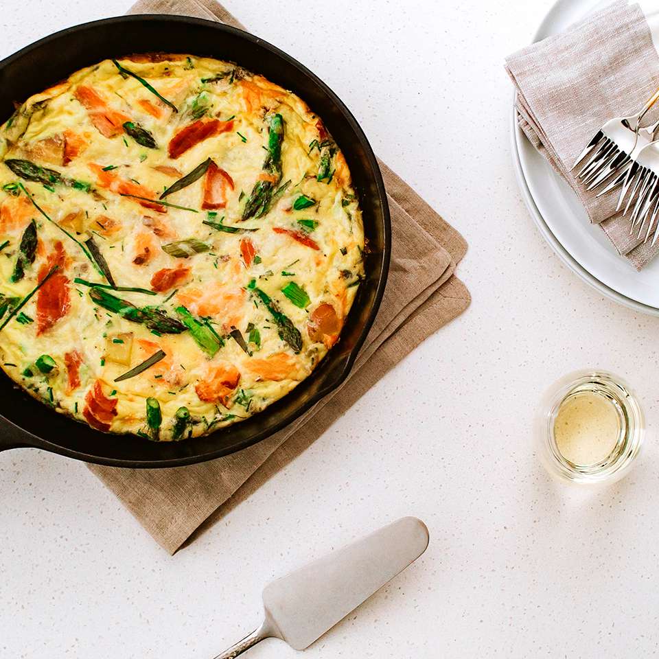 Salmon-Asparagus frittata hun khói