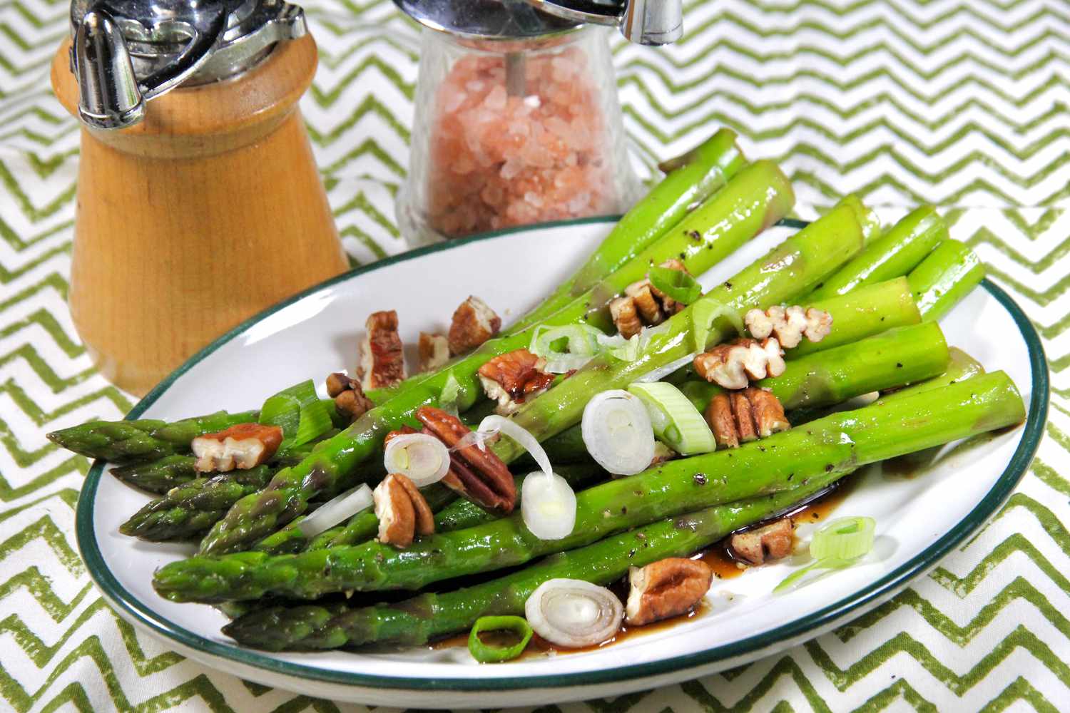 Salad măng tây châu Á với hồ đào