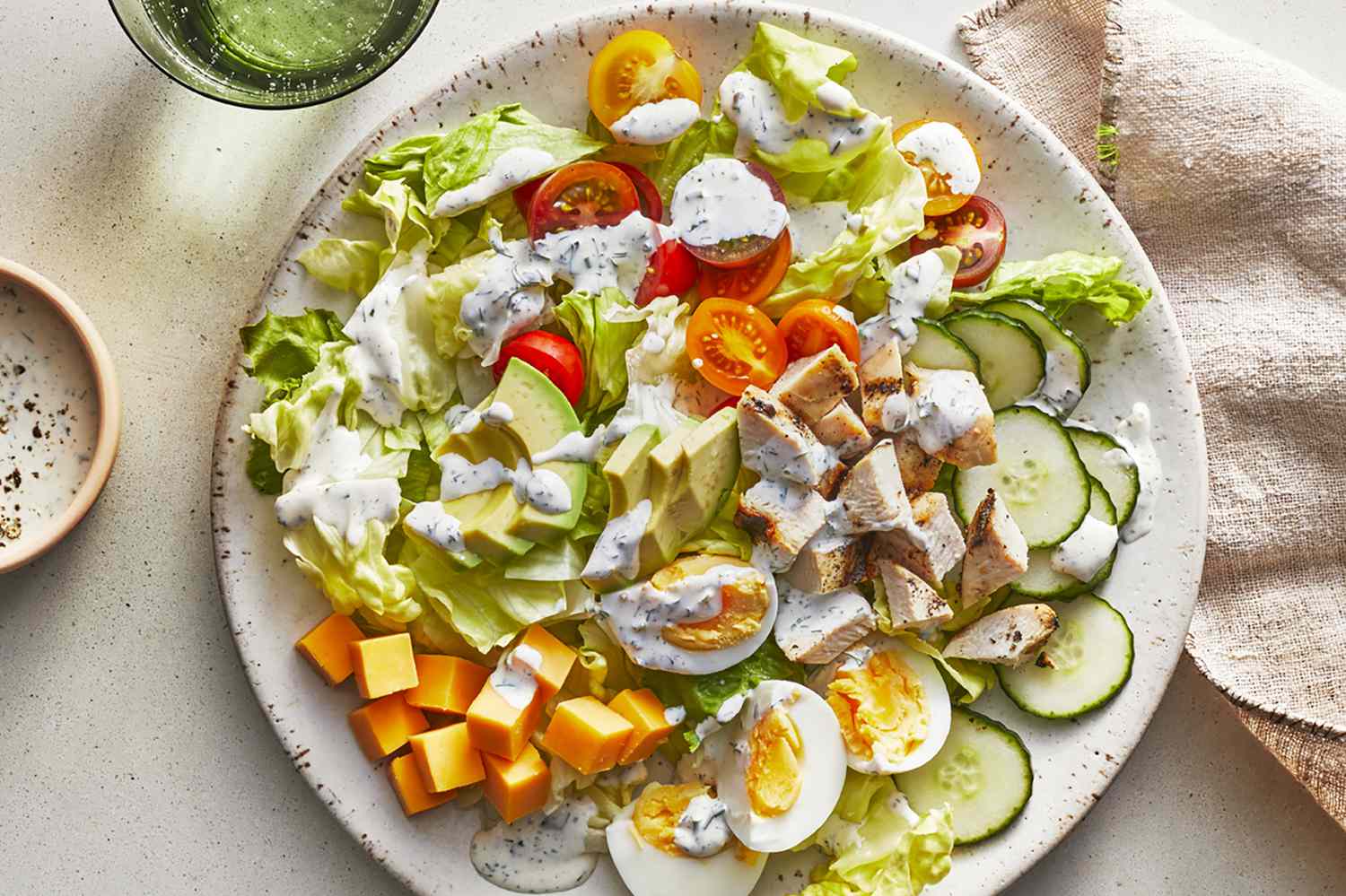 Chefs Salad với Gà nướng và Ranch tiêu đen