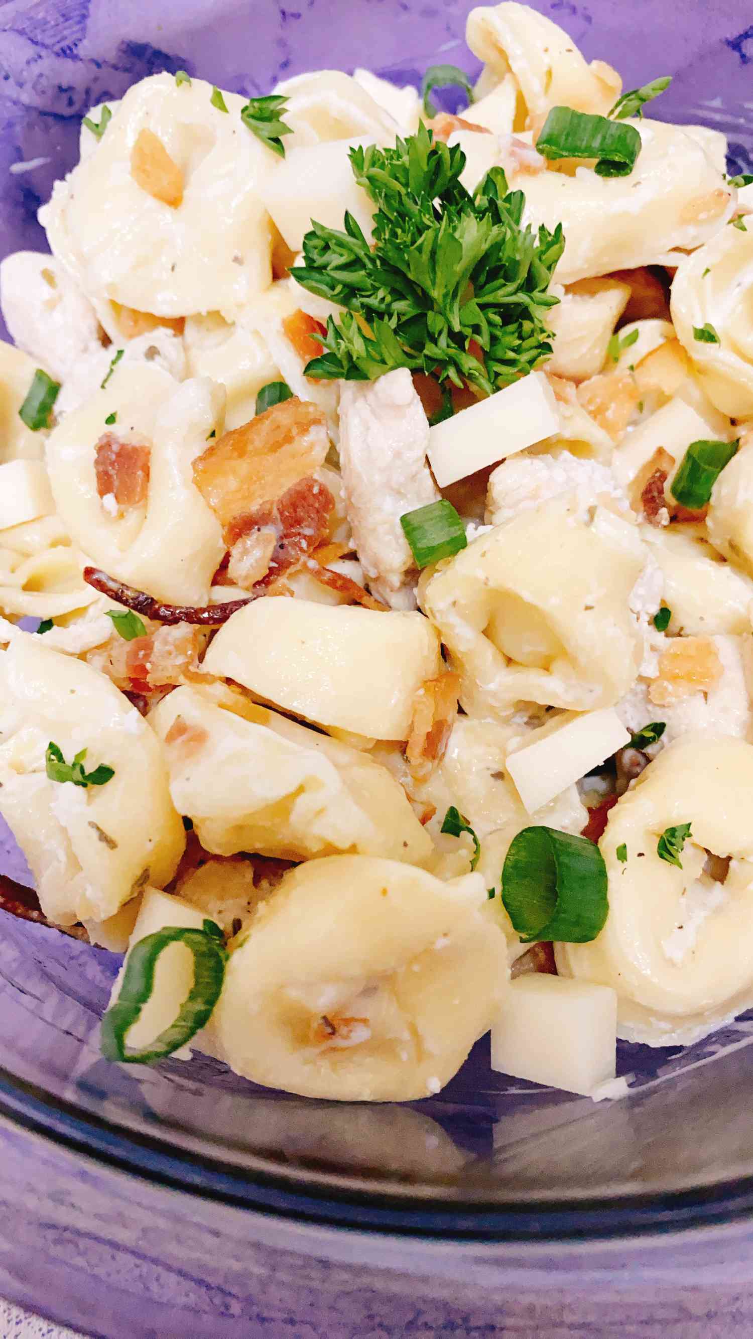 Salad kem tortellini với thịt gà, thịt xông khói và nước sốt trang trại