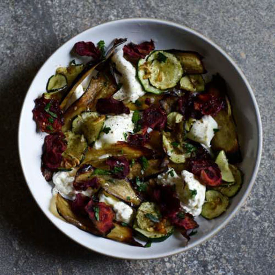 Salad Burrata với zucchini chiên và khoai tây chiên