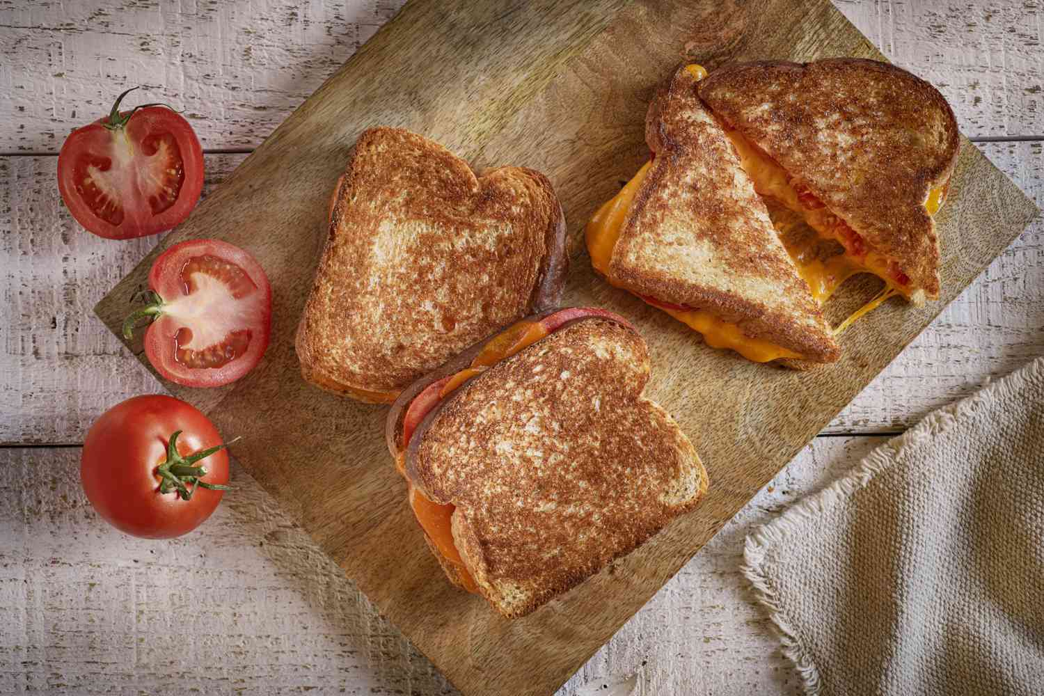 Phô mai nướng và bánh sandwich cà chua