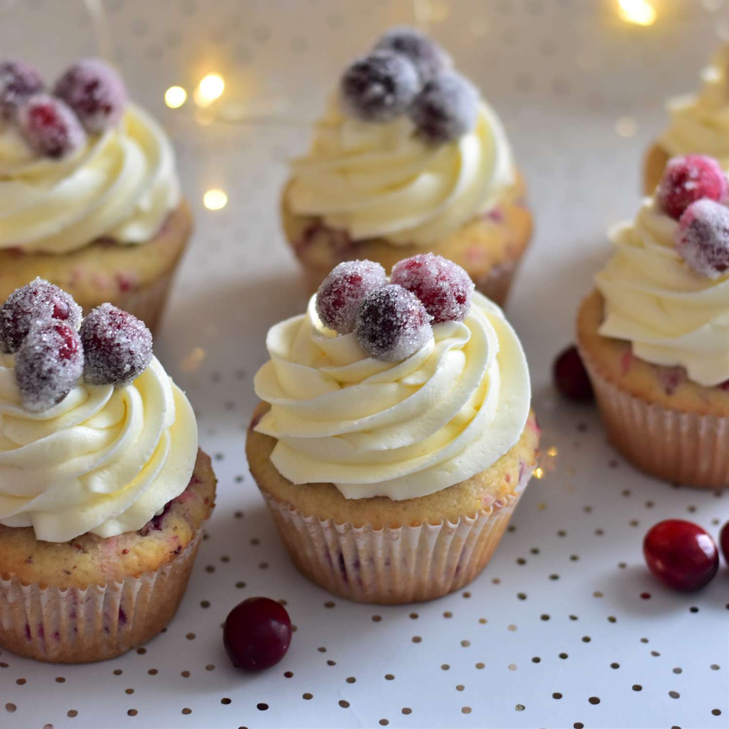 Cupcakes cranberry với phủ sô cô la trắng