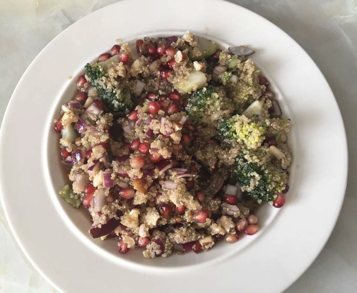 Salad quinoa với bông cải xanh, các loại hạt và lựu