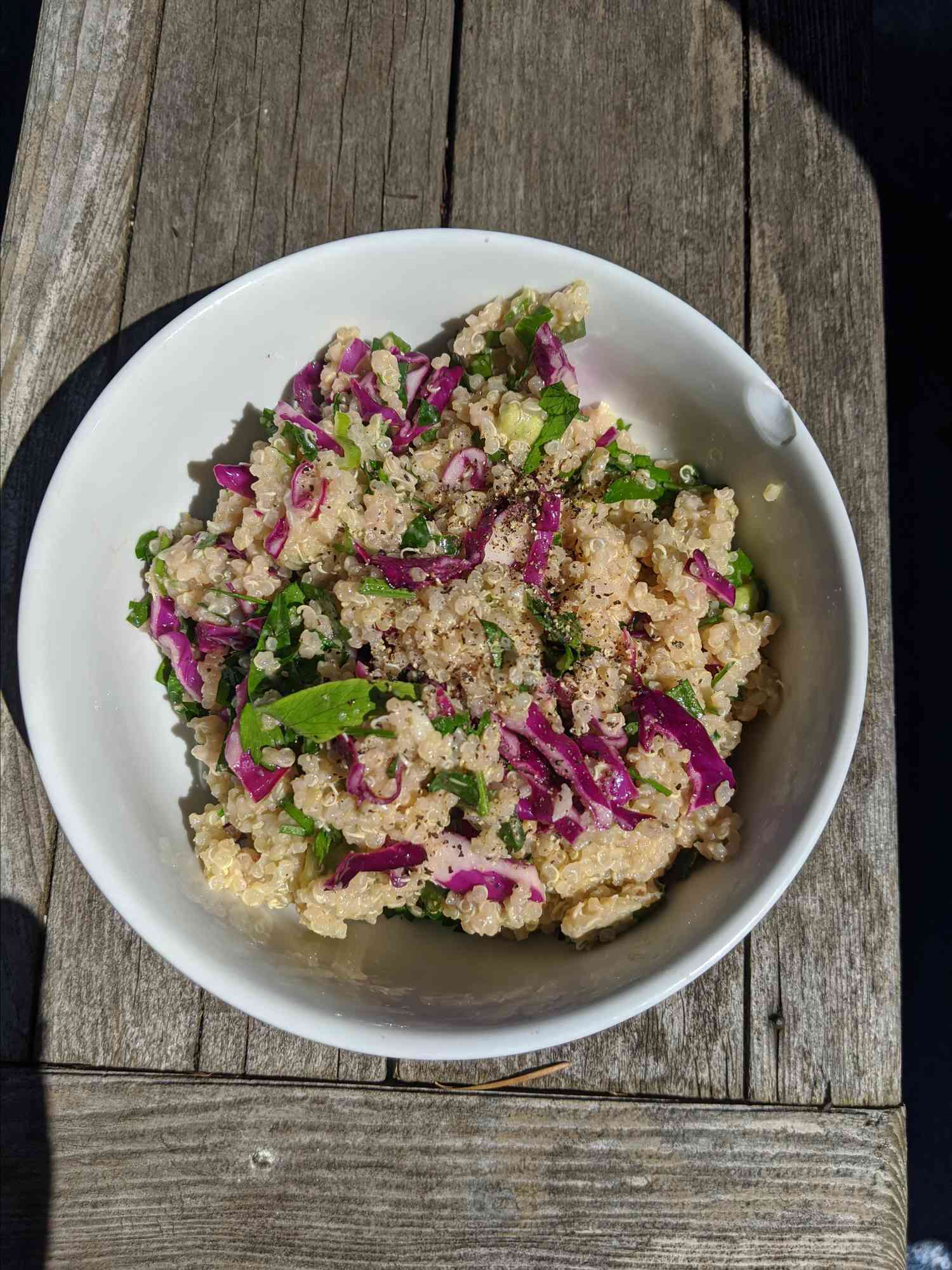 Lemon-Tahini quinoa với đậu xanh sống