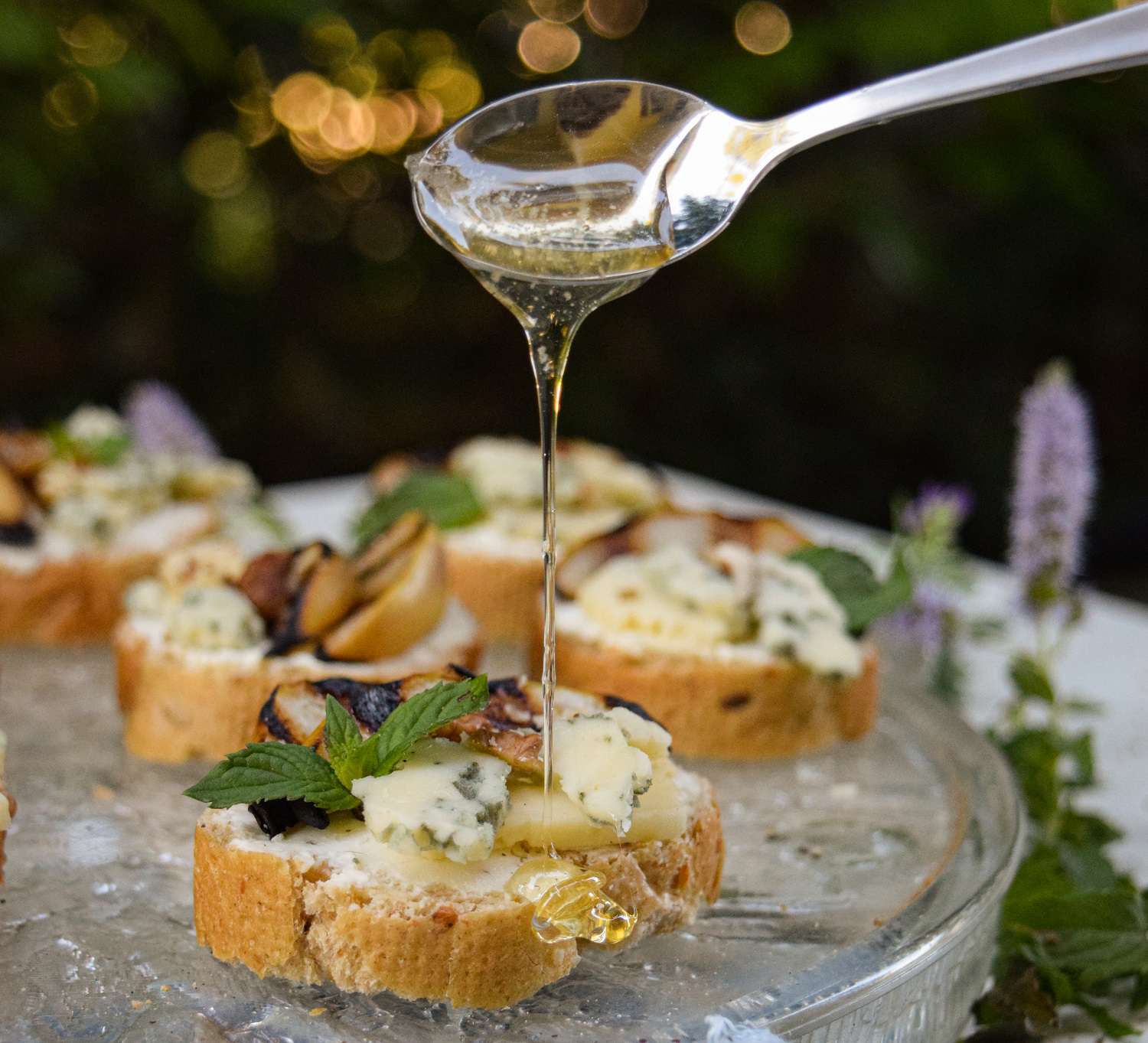 Phô mai xanh và lê nướng crostini