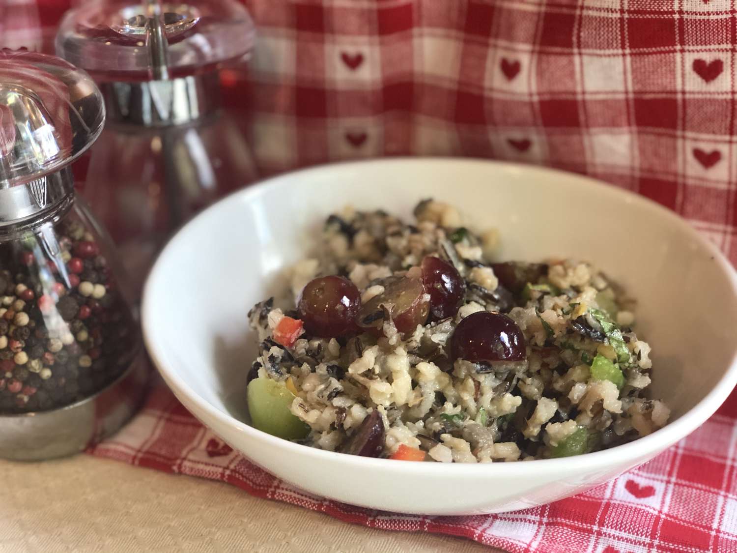 Salad gạo nâu và hoang dã với nho và cải xoăn