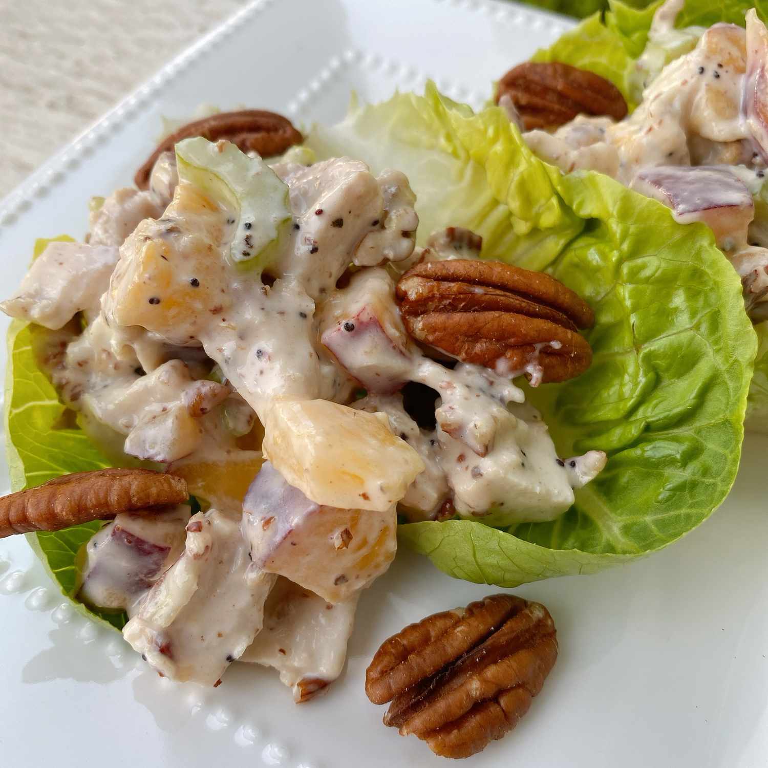 Salad gà tươi và salad pecan