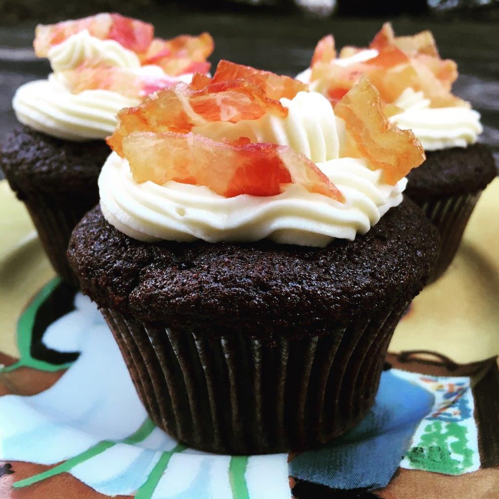 Cupcakes sô cô la-Stout với Maple-Bacon Frosting