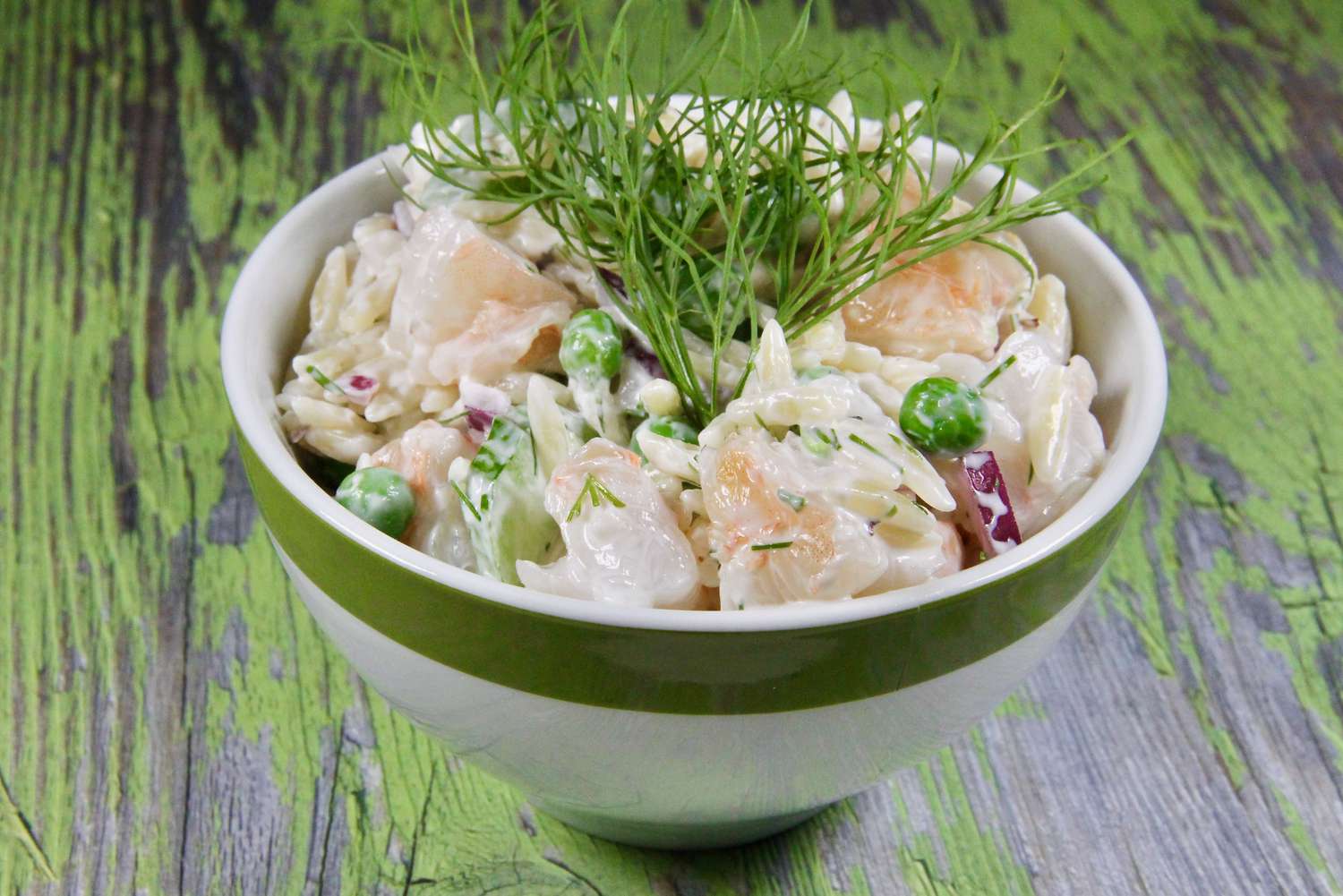 Salad mì ống tôm với thì là