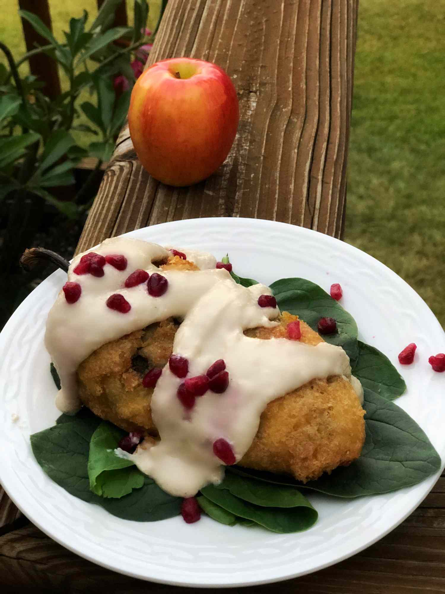 Squash Blossom Chile Relleno với nước sốt kem Walnut