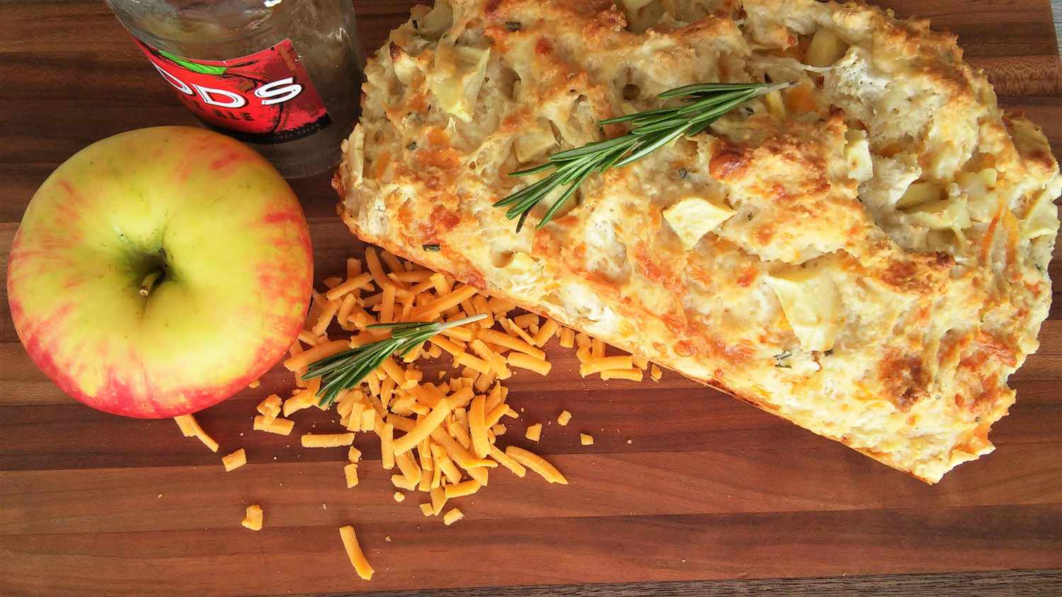 Apple, Cheddar và Bánh mì bia Rosemary