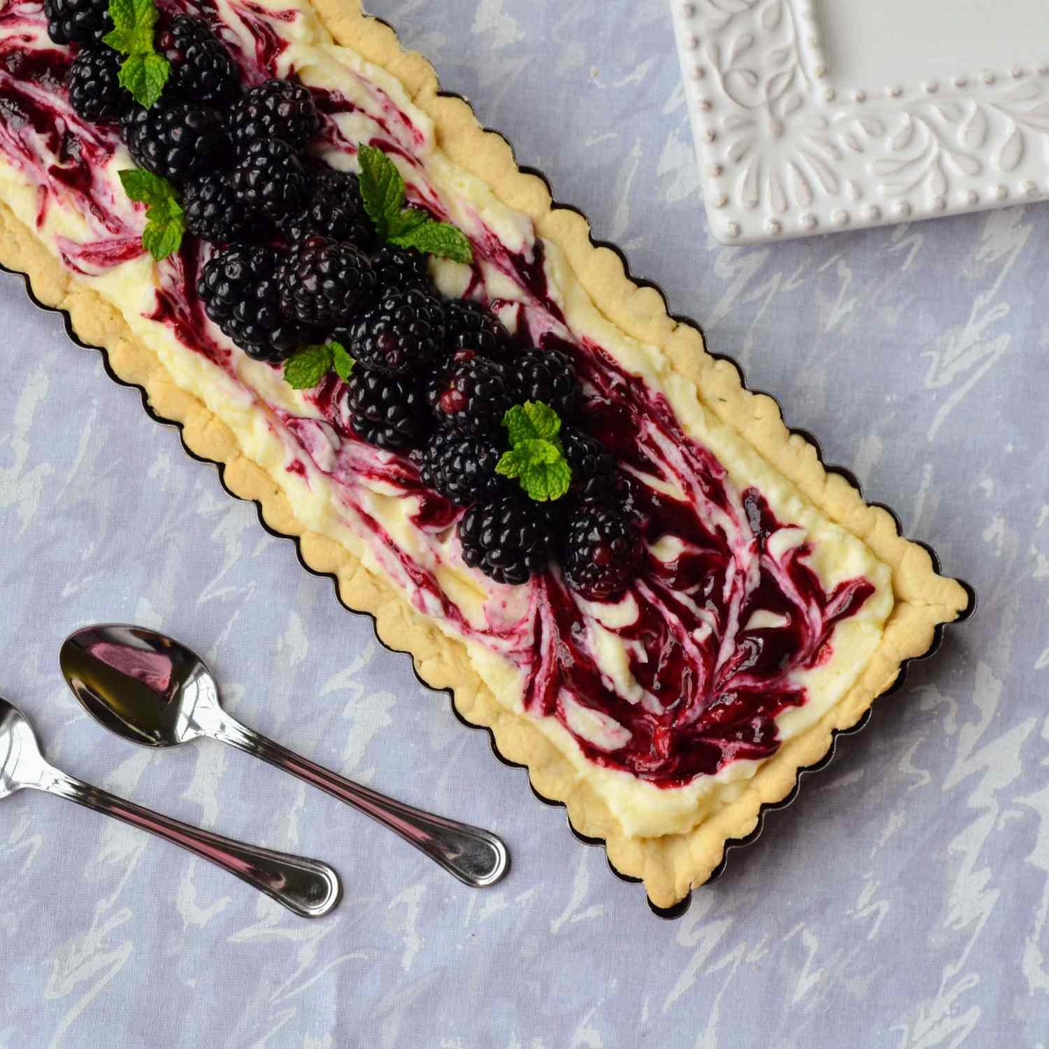 Blackberry Mascarpone Tart với lớp vỏ ngắn húng tây