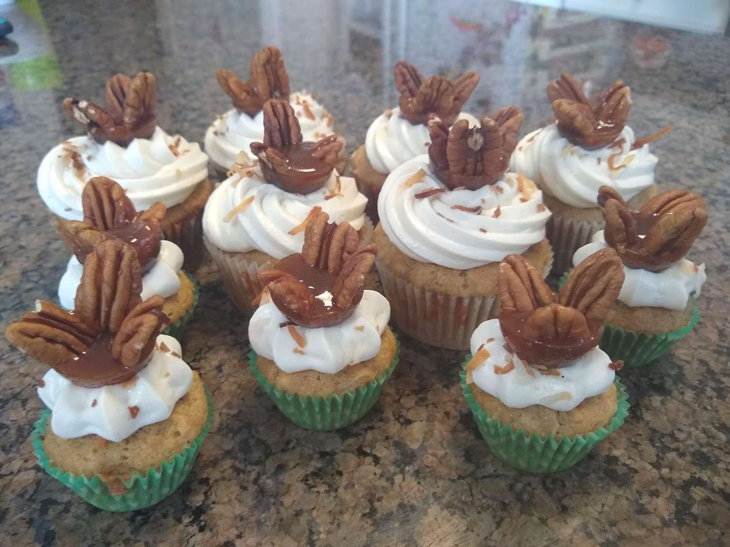 Hummingbird Cupcakes với Frosting-Maple Frosting và praline topper