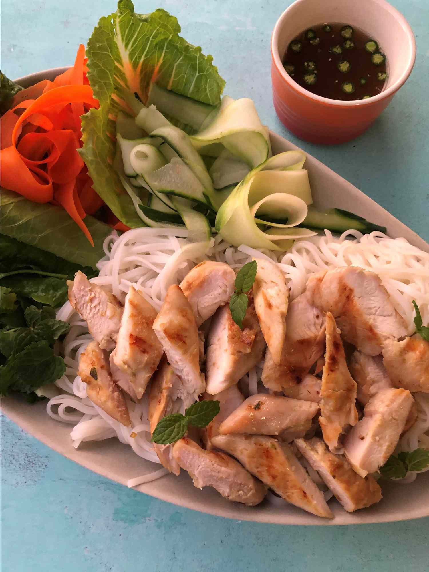 Salad mì Việt Nam với gà sả