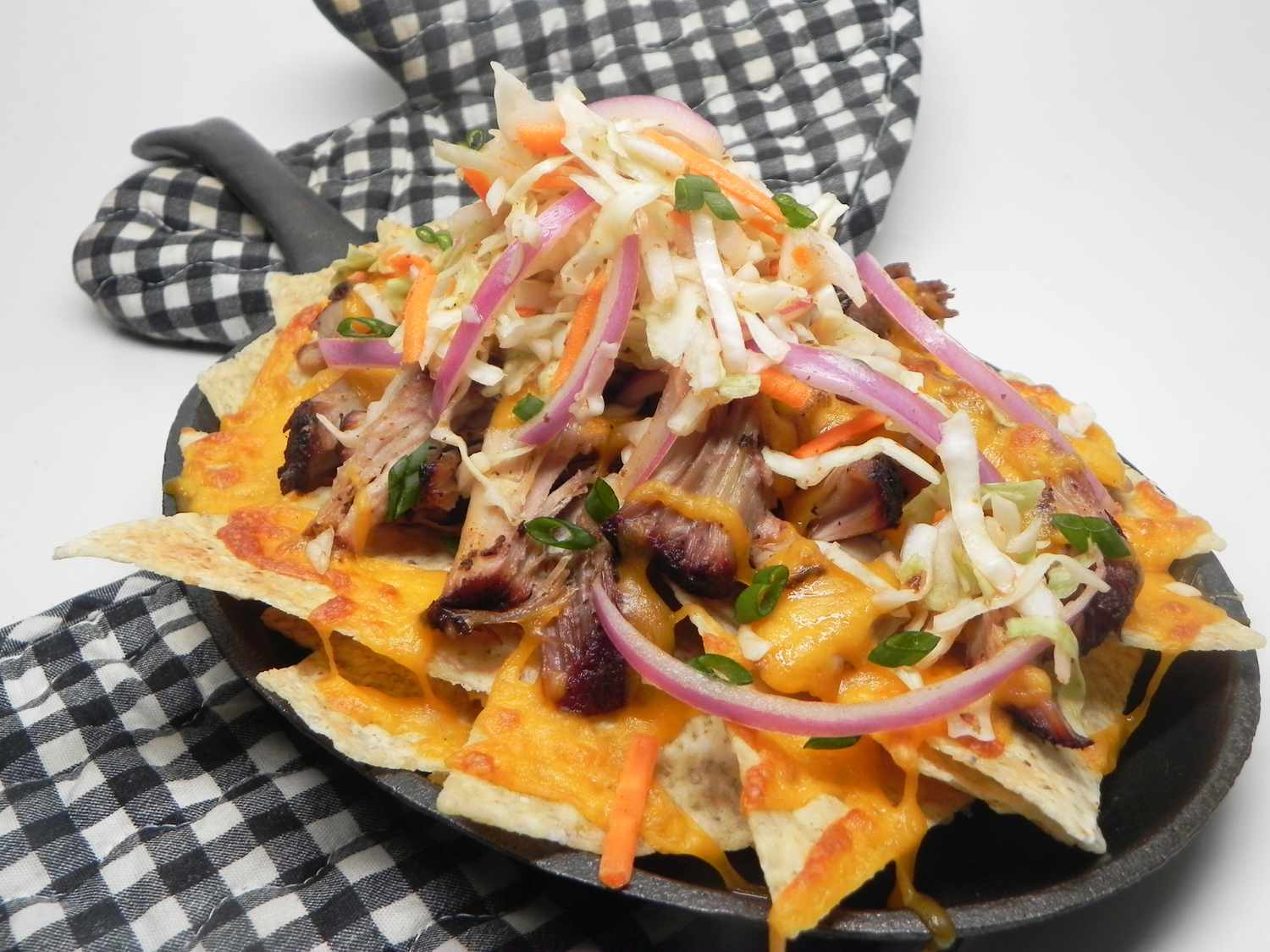 Kéo thịt lợn nachos với sriracha slaw